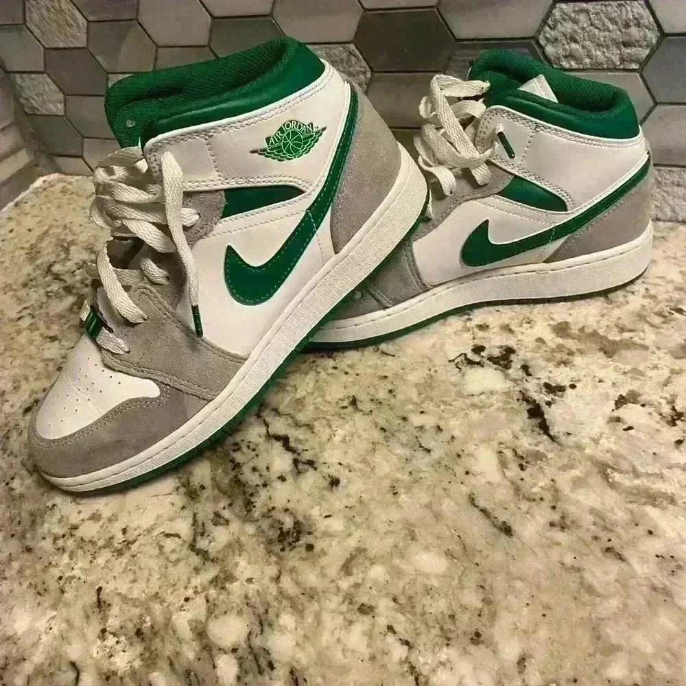 Air Jordan 1 Med SE In Pine Green size 6.5Y - Picture 5 of 8